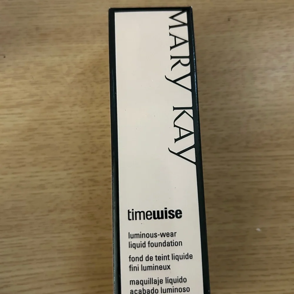 Mary Kay Luminous-Wear Liquid Foundation - Ivory 2